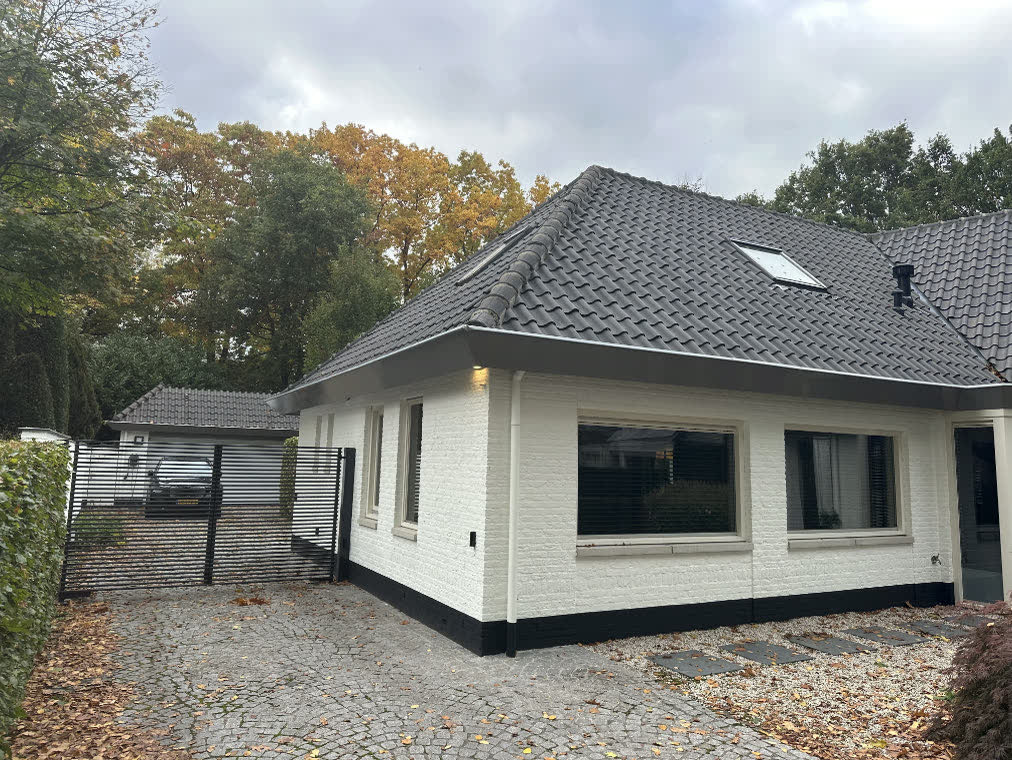 Vrijstaande woning met nieuwe dakbedekking en gevelafwerking