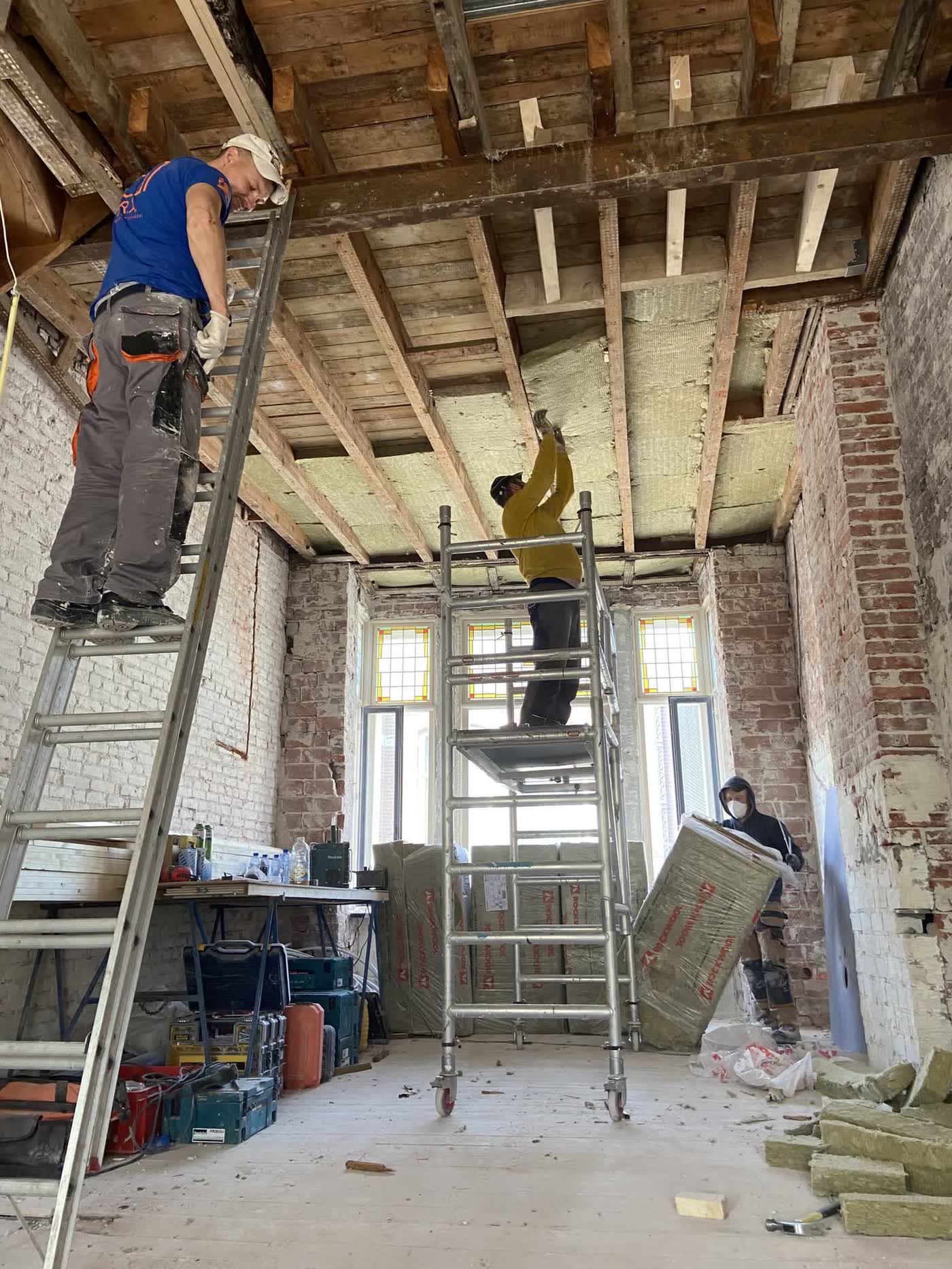 Vakman aan het werk in een gestript herenhuis